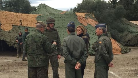 La ministra de Defensa visita la zona donde se est&aacute;n realizando maniobras militares en Catalu&ntilde;a