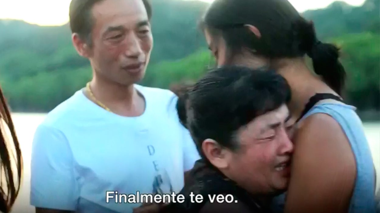 Unos padres se reencuentran con su hija 20 años después de abandonarla por la política de un solo hijo en China Unos padres se reencuentran con su hija 20 años después de abandonarla por la política de un solo hijo en China