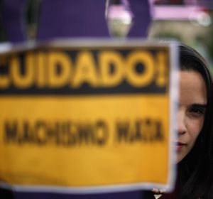 Una joven llevando un cartel contra el machismo Una joven llevando un cartel contra el machismo