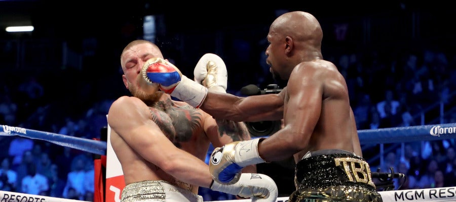 Mayweather golpea a McGregor durante su combate Mayweather golpea a McGregor durante su combate