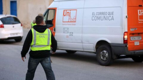  El otro registro, ordenado por el Juzgado 3 de Terrassa en funciones de guardia, se llev&oacute; a cabo el 19 de septiembre en varias sedes de Unipost en Manresa, Barcelona y L'Hospitalet de Llobregat, que es donde se encuentran este jueves de nuevo agentes de la Polic&iacute;a Judicial de la Guardia Civil. En aquella ocasi&oacute;n el Ministerio del Interior consider&oacute; que se hab&iacute;a intervenido el 80% de las comunicaciones necesarias para cubrir las mesas electorales. La Generalitat anunci&oacute; el d&iacute;a de la votaci&oacute;n del 1-O que utilizar&iacute;a un censo universal, de forma que cada ciudadano pudiese votar en el colegio que estimara oportuno. El Juzgado 13 de Barcelona investiga desde hace meses los preparativos del 1-O y las estructuras de Estado que idearon los miembros del Govern de Carles Puigdemont para alcanzar la independencia. El pasado 5 de diciembre, orden&oacute; a la Polic&iacute;a Nacional que se personara en la sede del Instituto de Estad&iacute;stica (Idescat) para recabar datos sobre el censo, despu&eacute;s de que varios ciudadanos denunciaran el supuesto uso fraudulento de datos personales para su elaboraci&oacute;n.