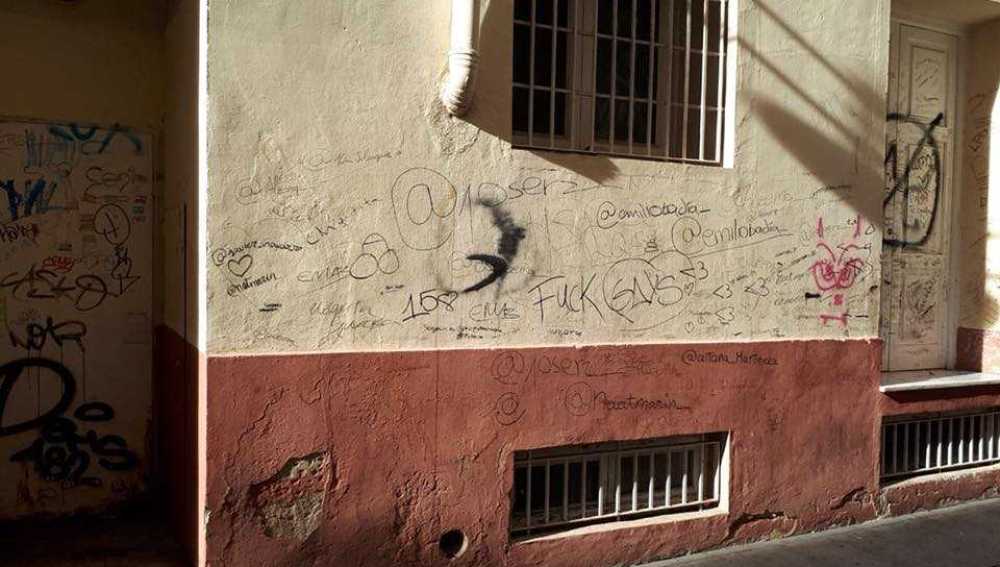Pintadas en la fachada de un edificio en Elche