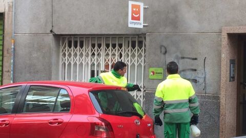 Trabajadores de Urbaser limpian en enero de 2017 las pintadas de la fachada de la sede de Comprom&iacute;s en Elche