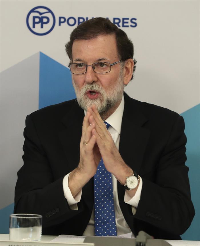 Rajoy descarta adelantar elecciones y ofrece diálogo "dentro de la ley" al nuevo Govern Rajoy descarta adelantar elecciones y ofrece diálogo "dentro de la ley" al nuevo Govern