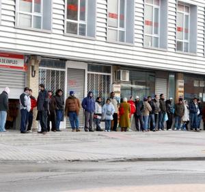 Un grupo de personas en la cola del INEM Un grupo de personas en la cola del INEM