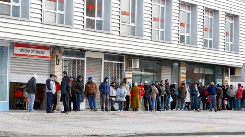 Un grupo de personas en la cola del INEM