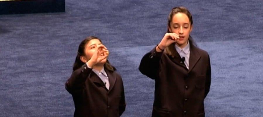 Niñas de San Ildefonso cantando el cuarto premio de la Lotería de Navidad Niñas de San Ildefonso cantando el cuarto premio de la Lotería de Navidad