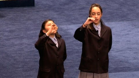 Ni&ntilde;as de San Ildefonso cantando el cuarto premio de la Loter&iacute;a de Navidad