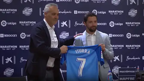Husillos e Iturra en la presentación del jugador Confirmación de Míchel
