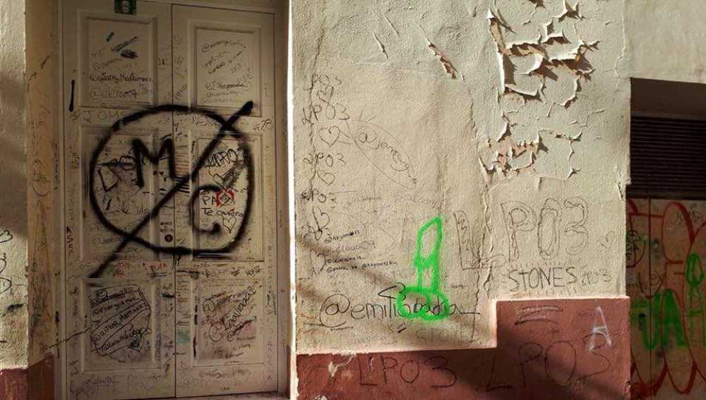 Pinturas en la fachada de un edificio en Elche