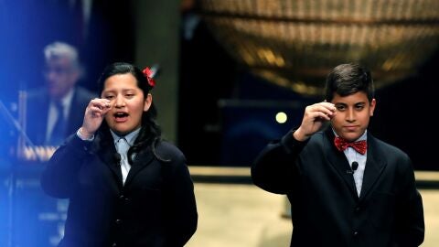 Los ni&ntilde;os de San Ildefonso Yossueff Salhi (d) y Noelia Katiuska (i) han cantado el n&uacute;mero 71.198 que ha sido agraciado con el Gordo de Navidad