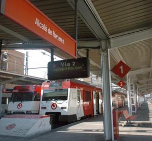 Trenes en la estación de Cercanías de Alcalá de Henares Trenes en la estación de Cercanías de Alcalá de Henares