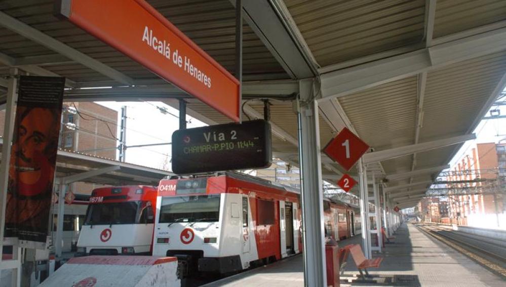 Trenes en la estación de Cercanías de Alcalá de Henares