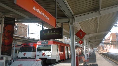 Trenes en la estaci&oacute;n de Cercan&iacute;as de Alcal&aacute; de Henares