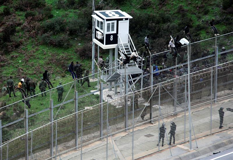 Un inmigrante menor de edad entra en Ceuta tras saltar la valla fronteriza Un inmigrante menor de edad entra en Ceuta tras saltar la valla fronteriza