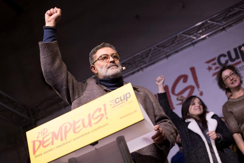 Dos diputados de la CUP viajan a Bruselas para tratar la investidura con Puigdemont Dos diputados de la CUP viajan a Bruselas para tratar la investidura con Puigdemont