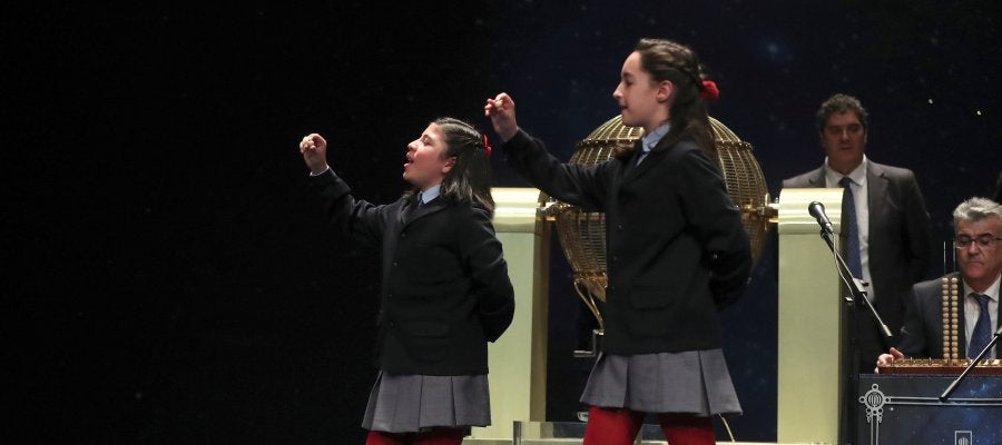 Nazaret Blanco y Yanisse Alexandra, niñas que han cantado el segundo premio y hasta cuatro quintos premios Nazaret Blanco y Yanisse Alexandra, niñas que han cantado el segundo premio y hasta cuatro quintos premios