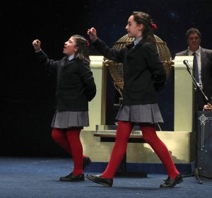 Nazaret Blanco y Yanisse Alexandra, niñas que han cantado el segundo premio y hasta cuatro quintos premios Nazaret Blanco y Yanisse Alexandra, niñas que han cantado el segundo premio y hasta cuatro quintos premios