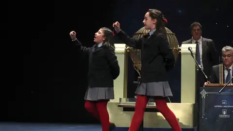 Nazaret Blanco y Yanisse Alexandra, niñas que han cantado el segundo premio y hasta cuatro quintos premios Lotería de Navidad 2017