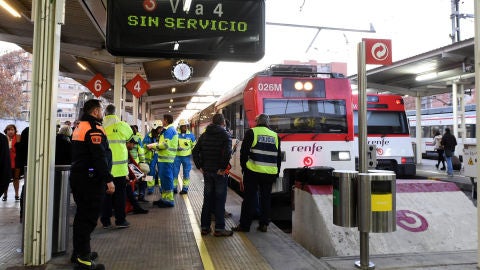 Los servicios de emergencias trabajan en el lugar del accidente en la estaci&oacute;n de Alcal&aacute; de Henares