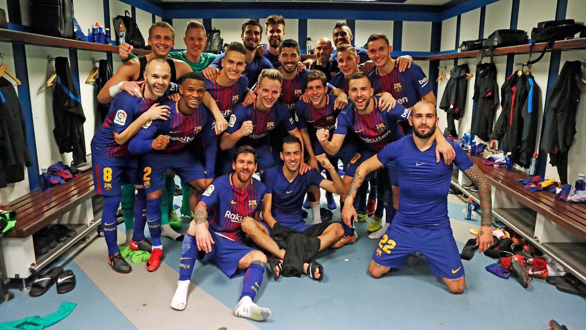 Así celebró el Barcelona su victoria ante el Real Madrid en el vestuario del Santiago Bernabéu Así celebró el Barcelona su victoria ante el Real Madrid en el vestuario del Santiago Bernabéu