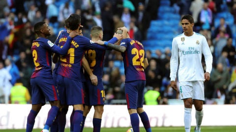 El Barcelona celebra un gol ante Varane