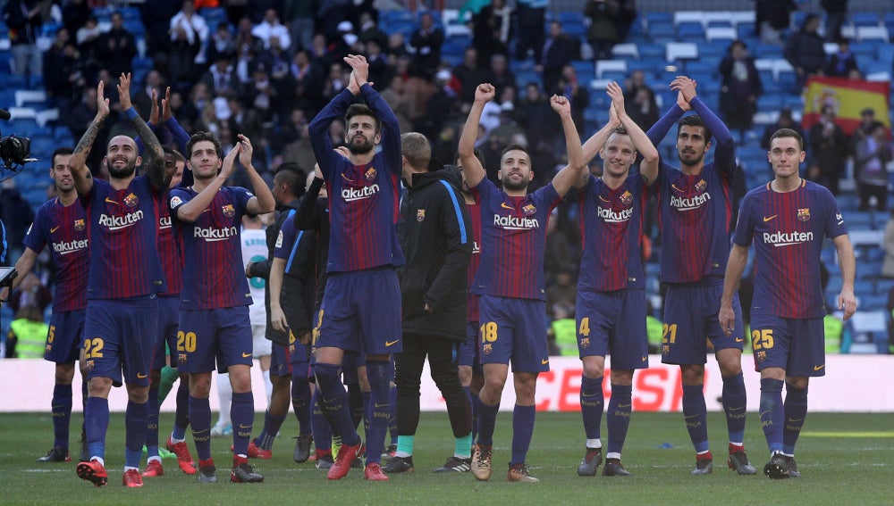 El Barcelona celebrando la victoria en el Bernabéu