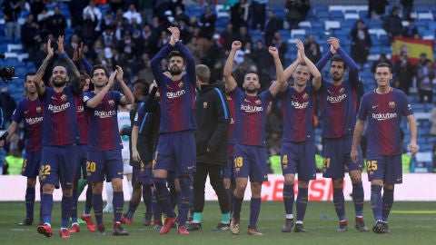 El Barcelona celebrando la victoria en el Bernab&eacute;u