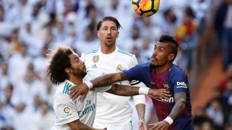 El lateral del Real Madrid, Marcelo lucha con Paulinho en el Cl&aacute;sico.