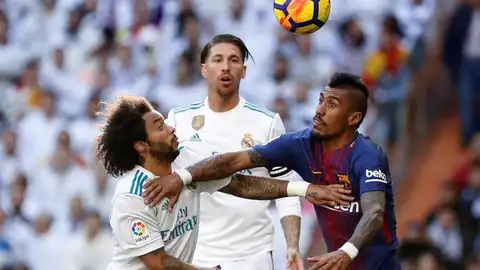 El lateral del Real Madrid, Marcelo lucha con Paulinho en el Clásico. El lateral del Real Madrid, Marcelo lucha con Paulinho en el Clásico.