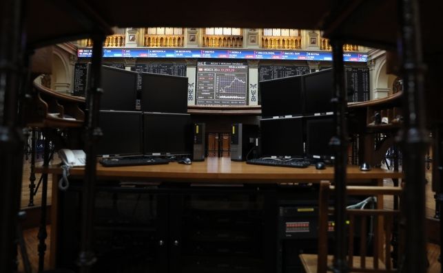 La Bolsa española resiste el desplome de Wall Street y cae un leve 0,49 % La Bolsa española resiste el desplome de Wall Street y cae un leve 0,49 %