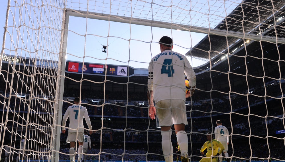 Sergio Ramos recoge un balón del fondo de la portería en El Clásico