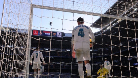 Sergio Ramos recoge un bal&oacute;n del fondo de la porter&iacute;a en El Cl&aacute;sico