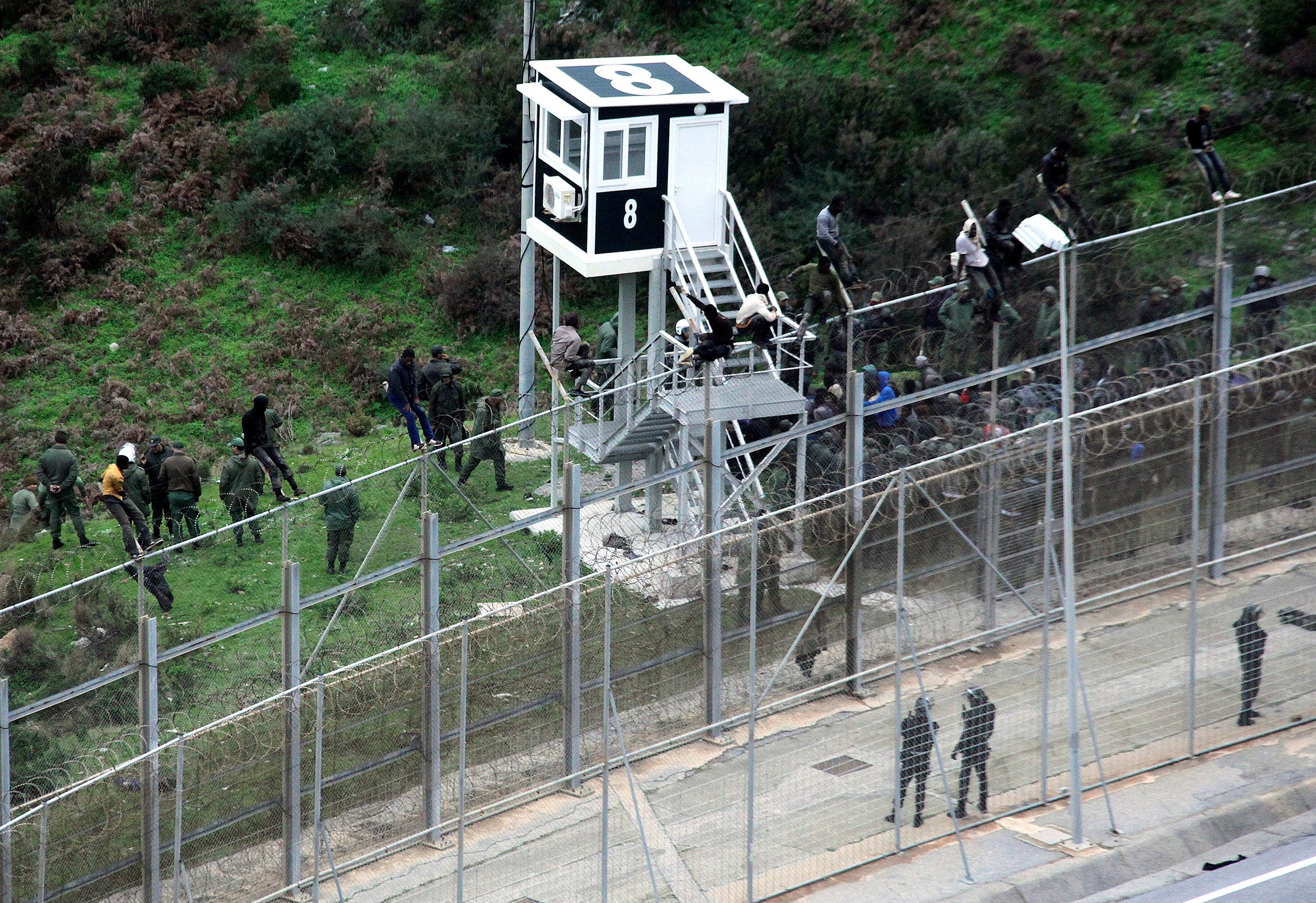 Marruecos evita la entrada a Ceuta de más de 700 subsaharianos por el perímetro fronterizo Marruecos evita la entrada a Ceuta de más de 700 subsaharianos por el perímetro fronterizo