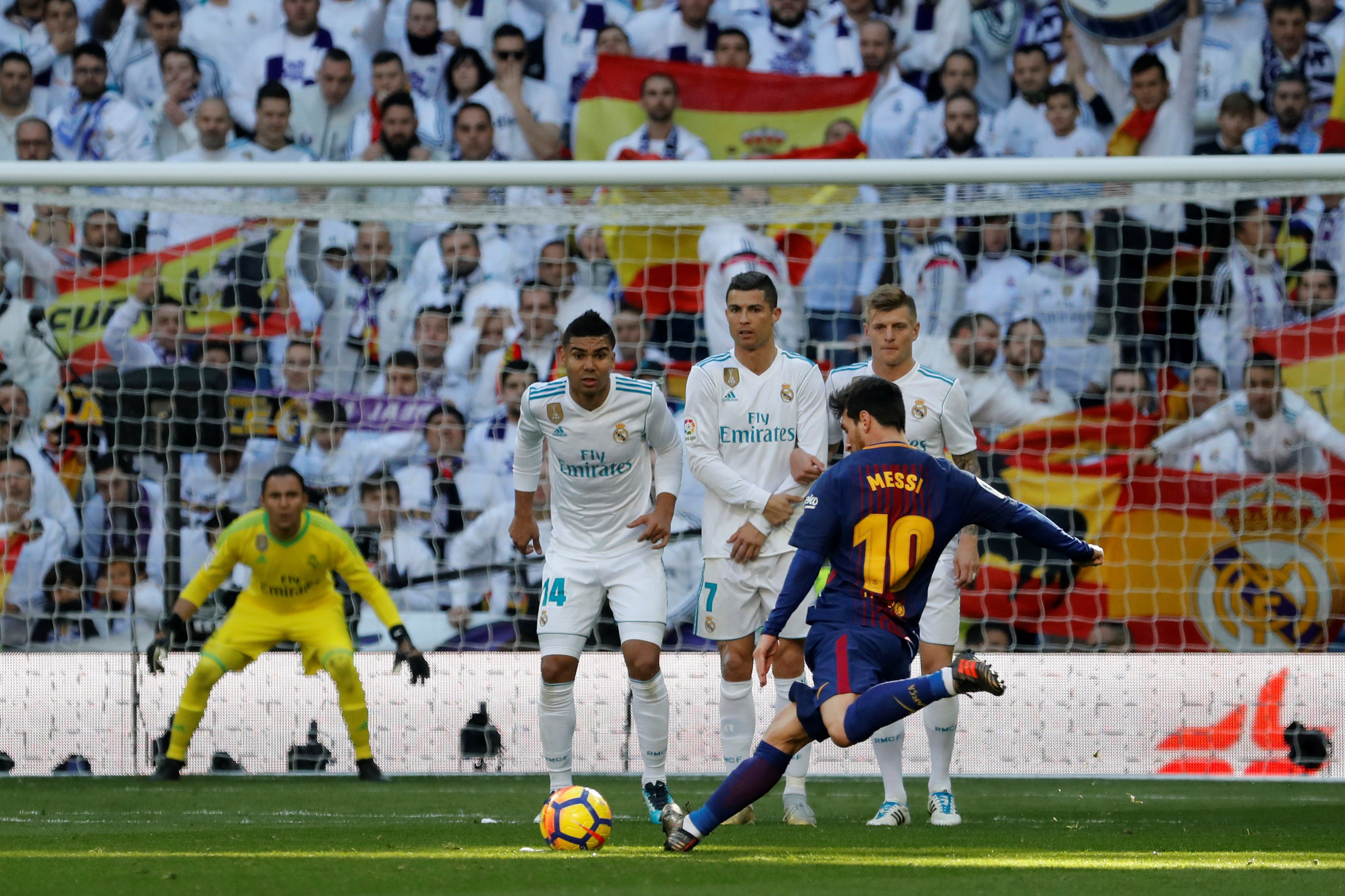 Real Madrid 0-2 Barcelona: Messi, de penalti, anota el segundo a los blancos que se quedan con uno menos Real Madrid 0-2 Barcelona: Messi, de penalti, anota el segundo a los blancos que se quedan con uno menos