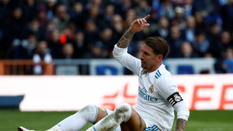 Sergio Ramos se lamenta tras una acci&oacute;n en El Cl&aacute;sico