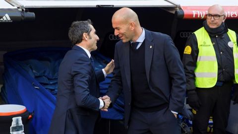 Zinedine Zidane y Ernesto Valverde se saludan en el Santiago Bernab&eacute;u.