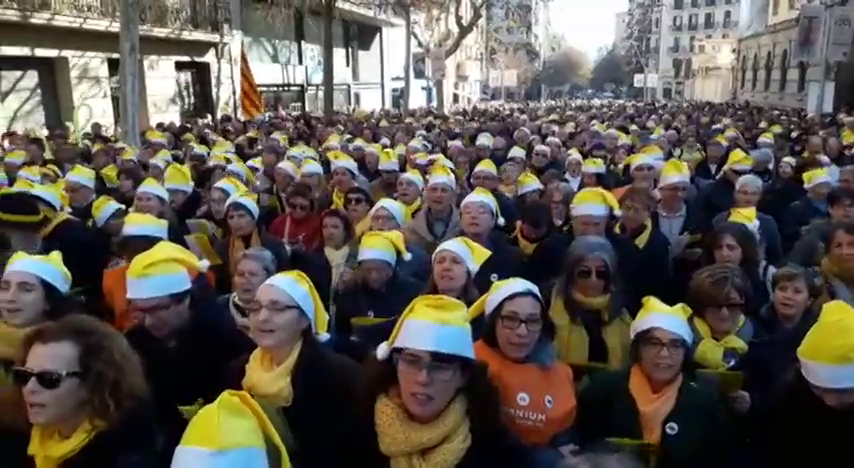 Cientos de personas cantan villancicos frente a la cárcel Modelo de Barcelona para pedir la libertad de los 'Jordis', Junqueras y Forn Cientos de personas cantan villancicos frente a la cárcel Modelo de Barcelona para pedir la libertad de los 'Jordis', Junqueras y Forn