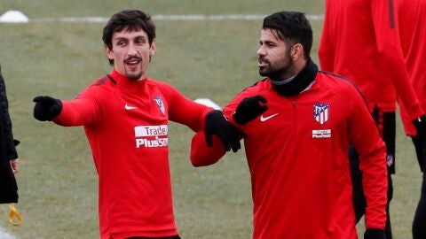 Diego Costa bromea en un entrenamiento del Atl&eacute;tico de Madrid