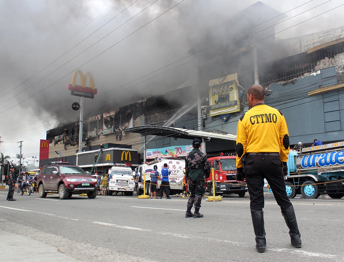 Al menos 37 muertos en incendio en un centro comercial del sur de Filipinas Al menos 37 muertos en incendio en un centro comercial del sur de Filipinas