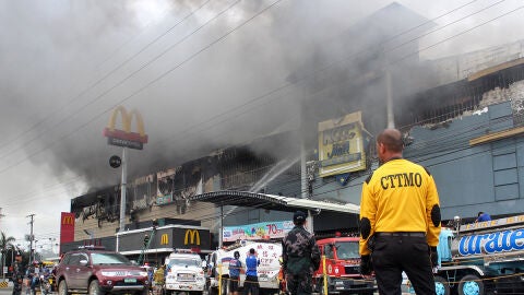 Vista del incendio en un centro comercial en D&aacute;vao, Filipinas