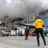 Vista del incendio en un centro comercial en Dávao, Filipinas