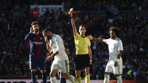 Dani Carvajal, en el momento de ser expulsado en el Cl&aacute;sico