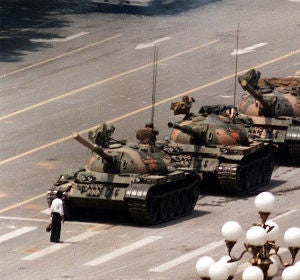 Un hombre aguanta delante de los tanques en Tiananmen Un hombre aguanta delante de los tanques en Tiananmen