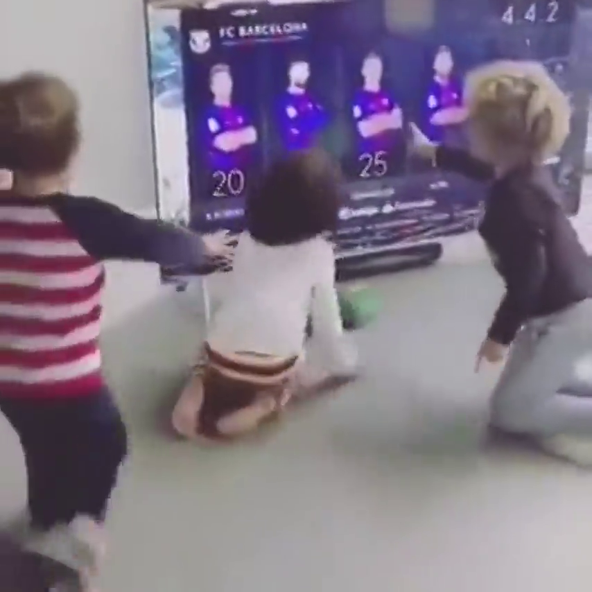 La tierna reacción de los hijos de Vermaelen al ver que su padre era titular en El Clásico La tierna reacción de los hijos de Vermaelen al ver que su padre era titular en El Clásico