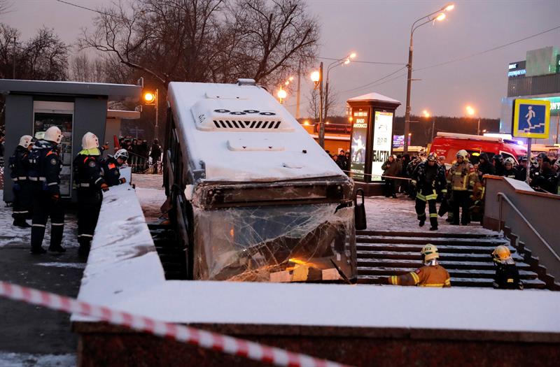 Al menos cinco transeúntes mueren arrollados por autobús en una boca de metro en Moscú Al menos cinco transeúntes mueren arrollados por autobús en una boca de metro en Moscú