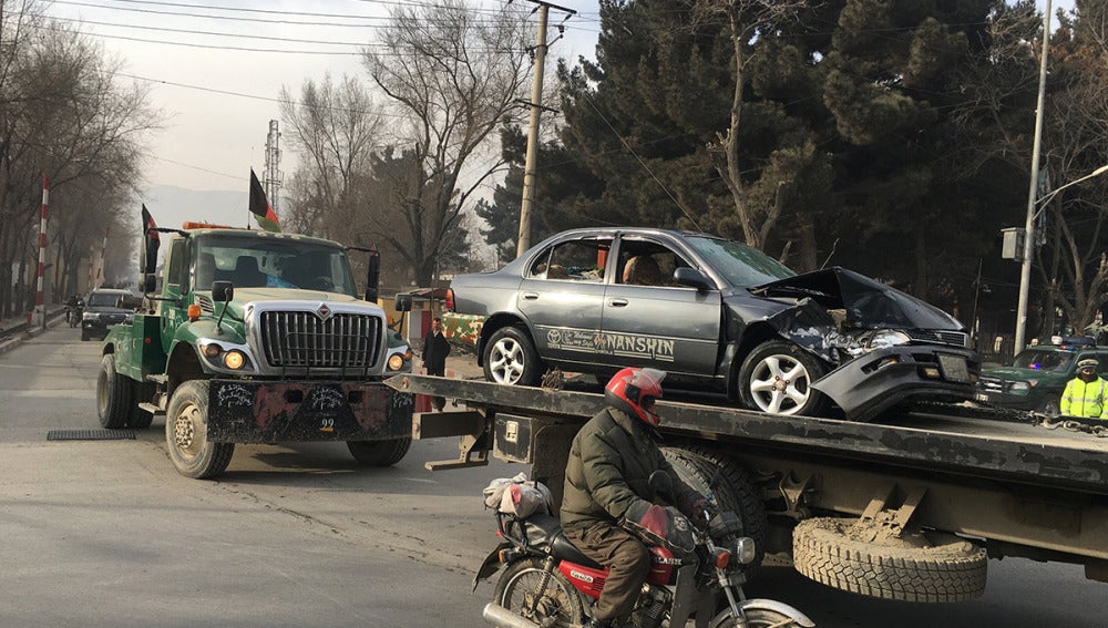 Retiran un vehículo dañado en el atentado contra la agencia de inteligencia afgana en Kabul