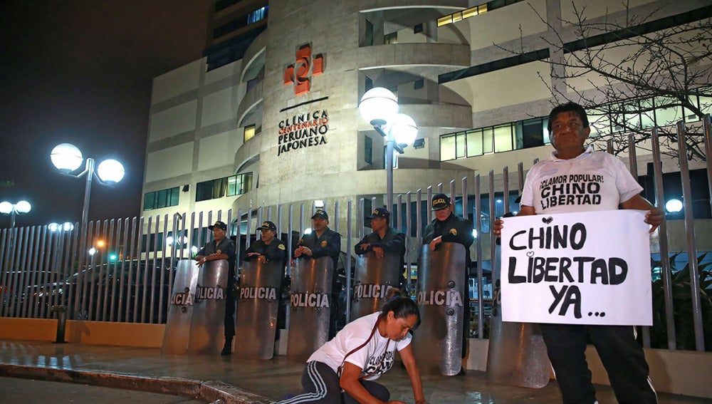 Carteles de apoyo a Alberto Fujimori en el exterior de la clínica en la que está ingresado