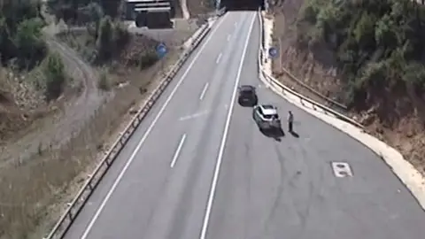 Dos ladrones utilizan el método del 'pincharuedas' en Barcelona Dos ladrones utilizan el método del 'pincharuedas' en Barcelona