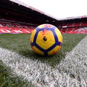 El balón de la Premier con una vista general de Old Trafford